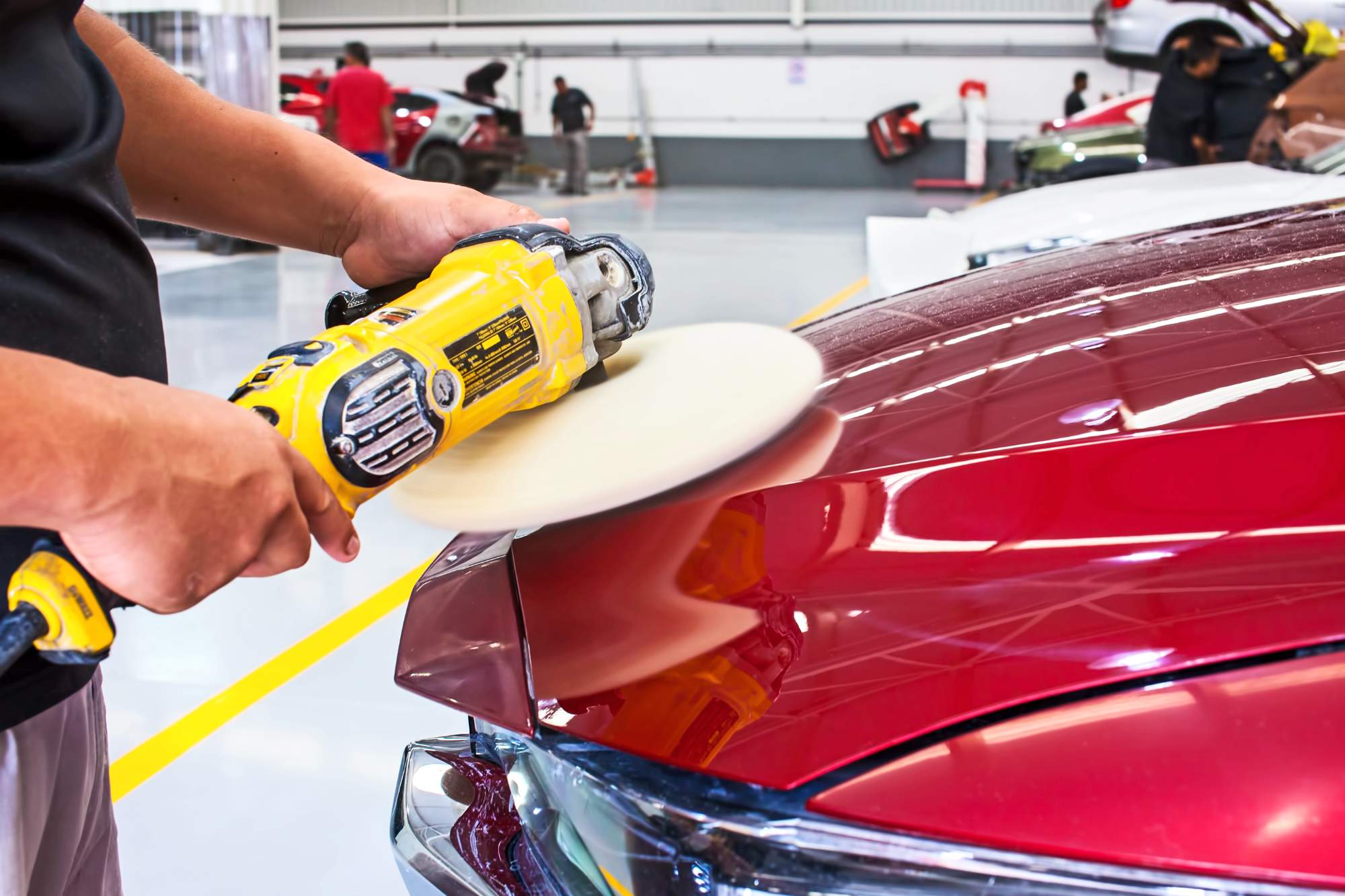 赤い車の電動ポリッシャー作業