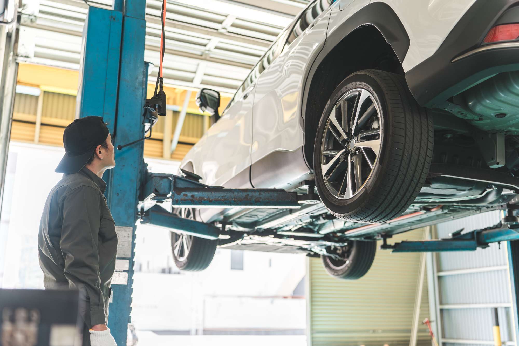 整備士が車をリフトアップして点検