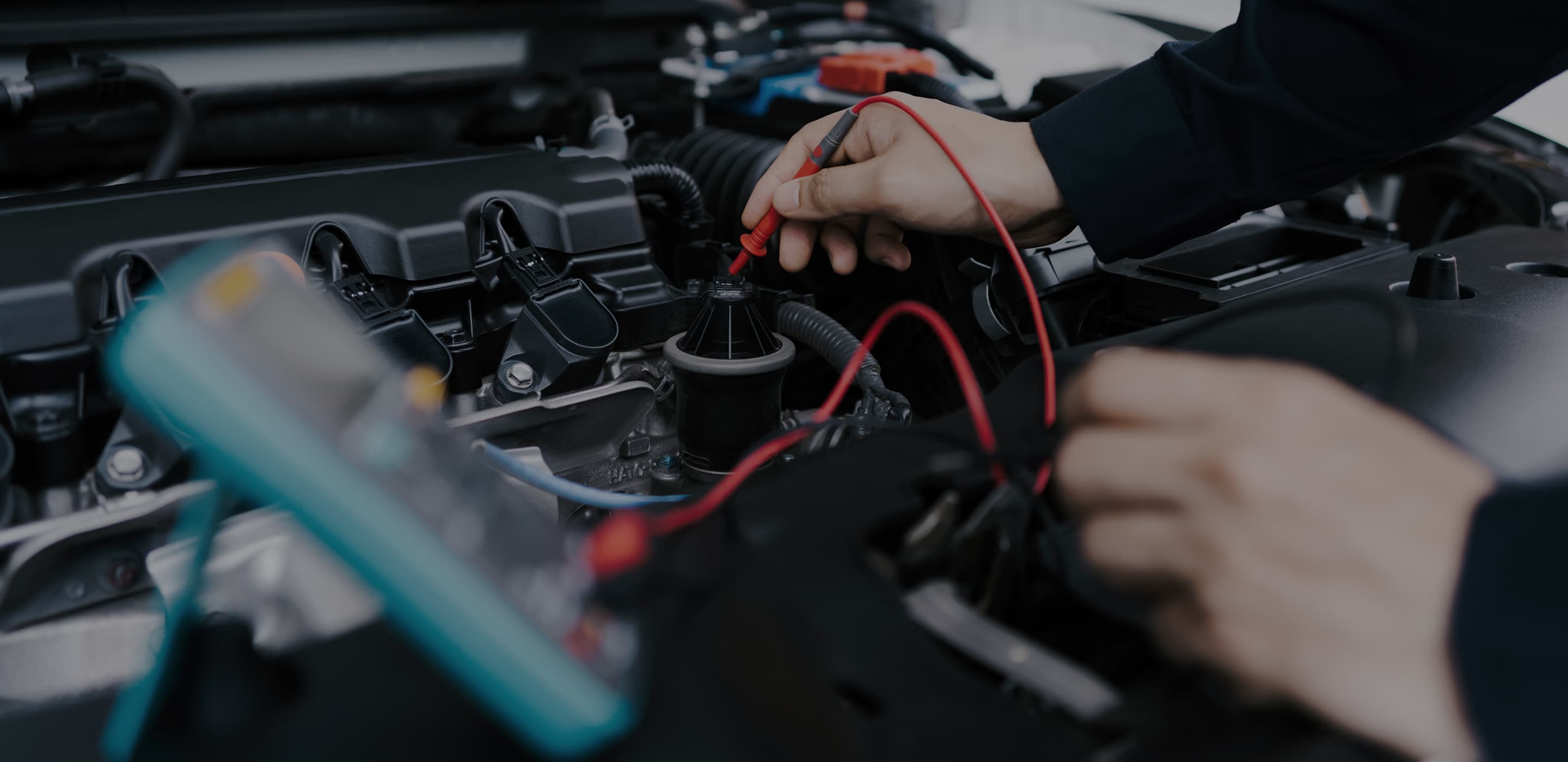 メカニックによる車両の配線チェック