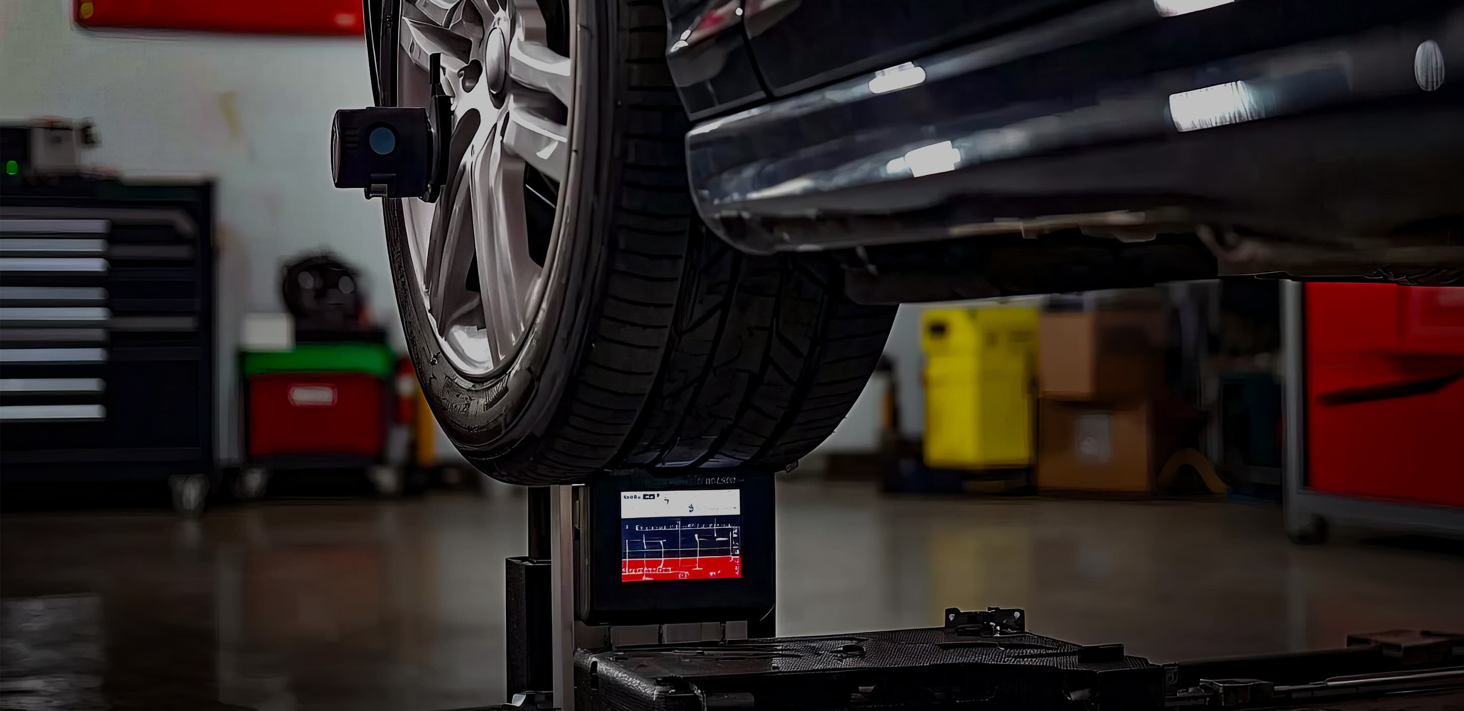 自動車のホイールアライメント測定