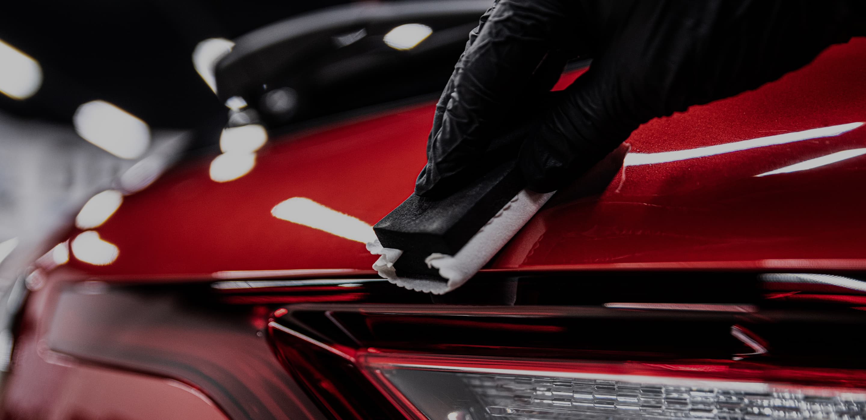 赤い車の電動ポリッシャー作業