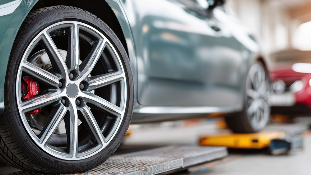 点検用スロープに乗せられ車両点検をする車