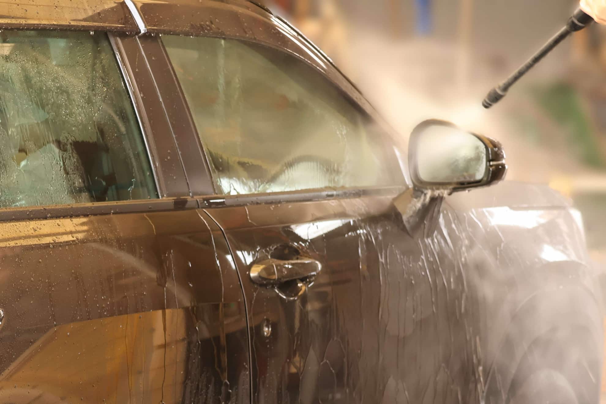 高圧洗浄機で車を洗車している様子