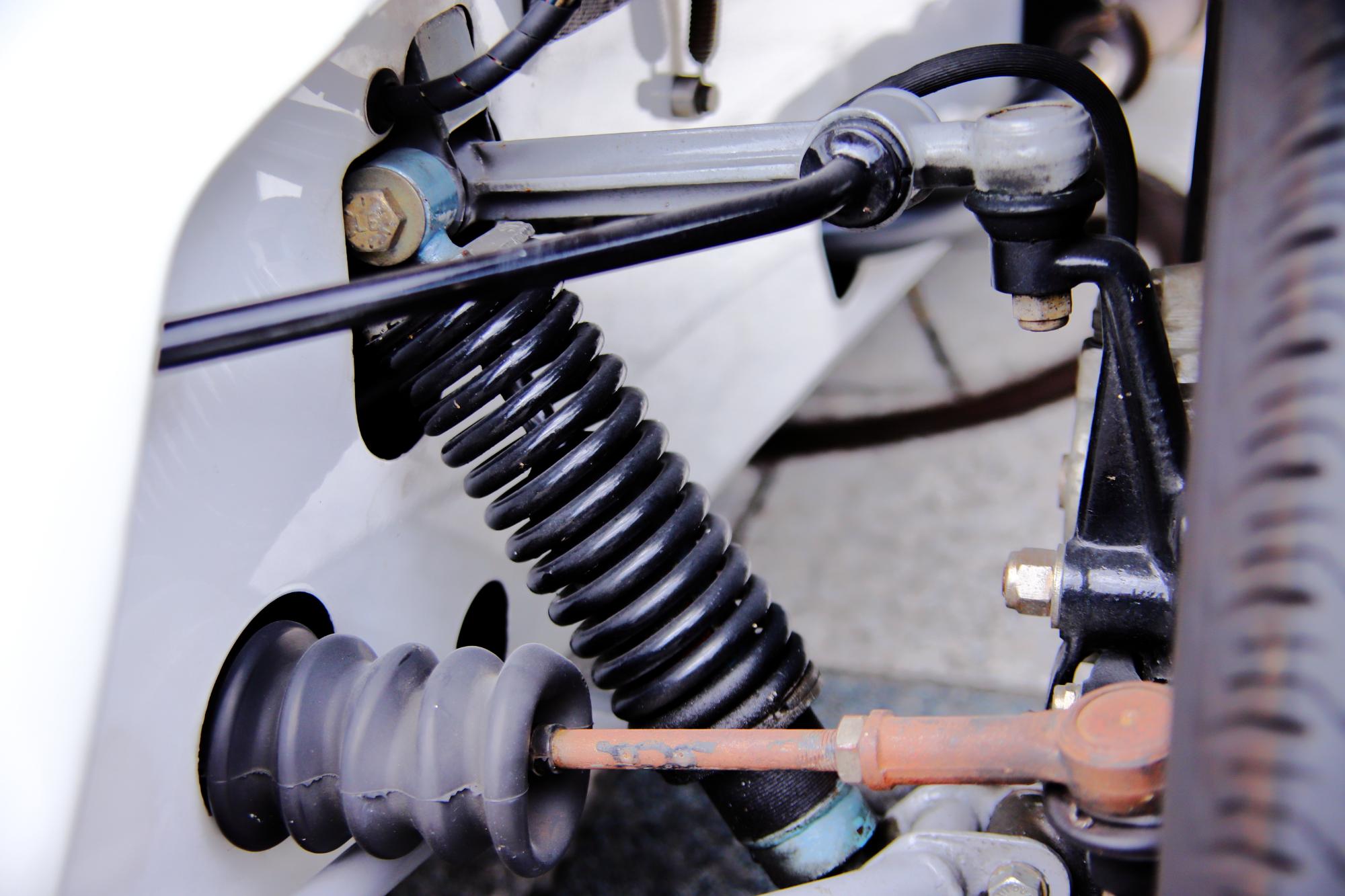自動車のサスペンション機構とスプリングの詳細部品