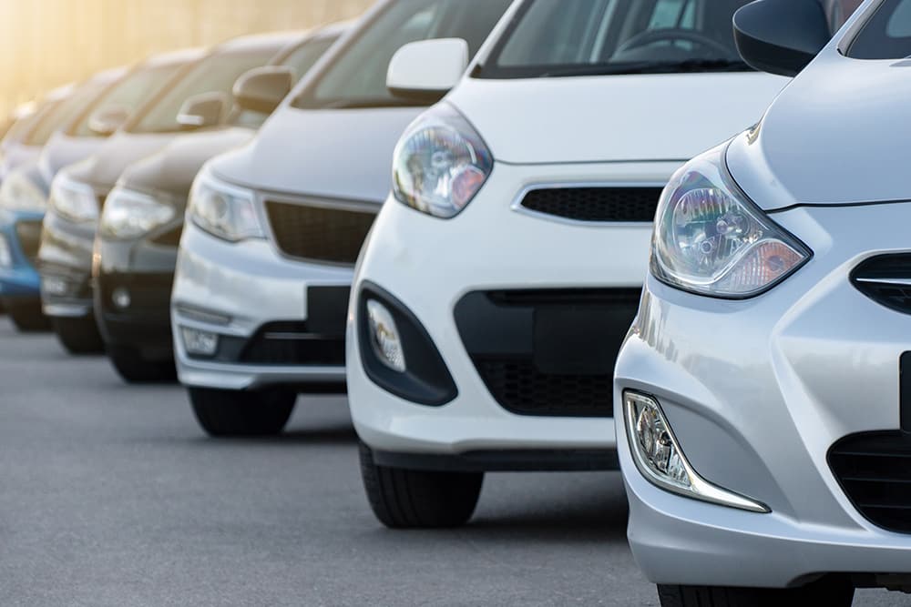 駐車場に並ぶ車両