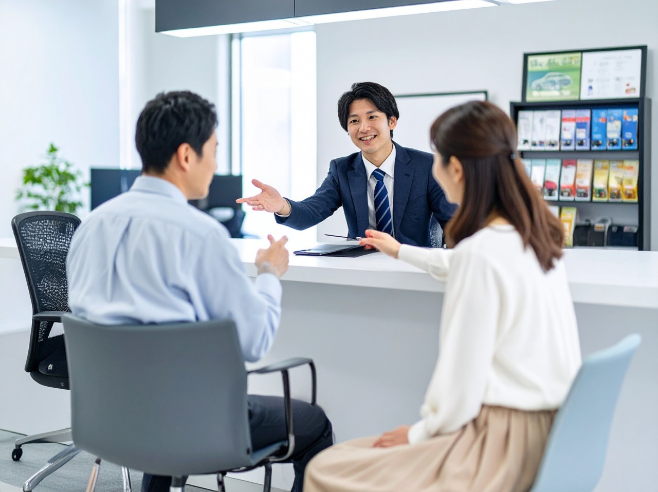 若いカップルが説明をうけている