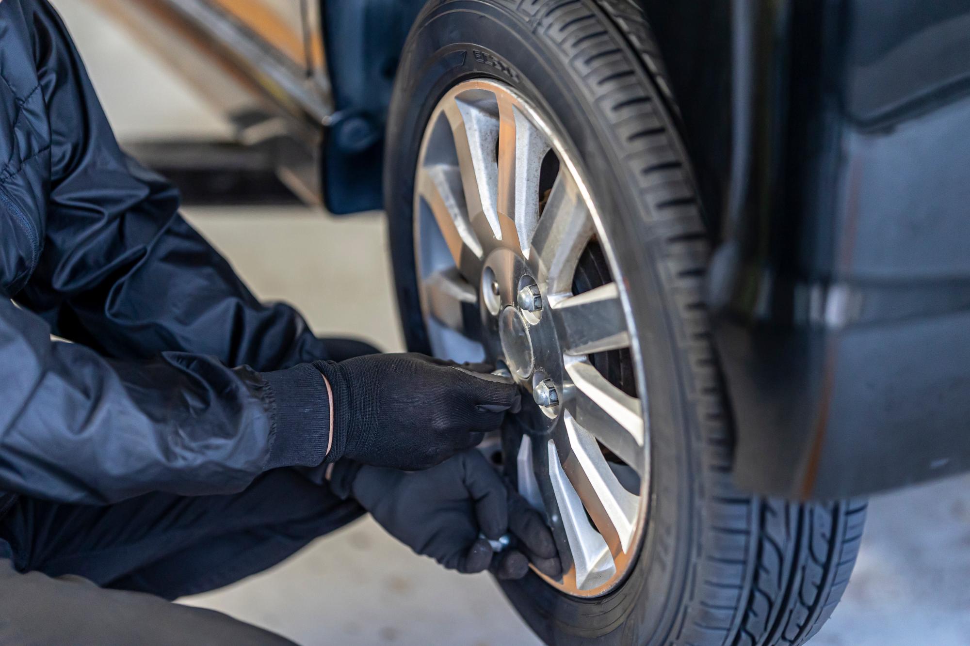 自動車整備工場でのホイール取り付け作業